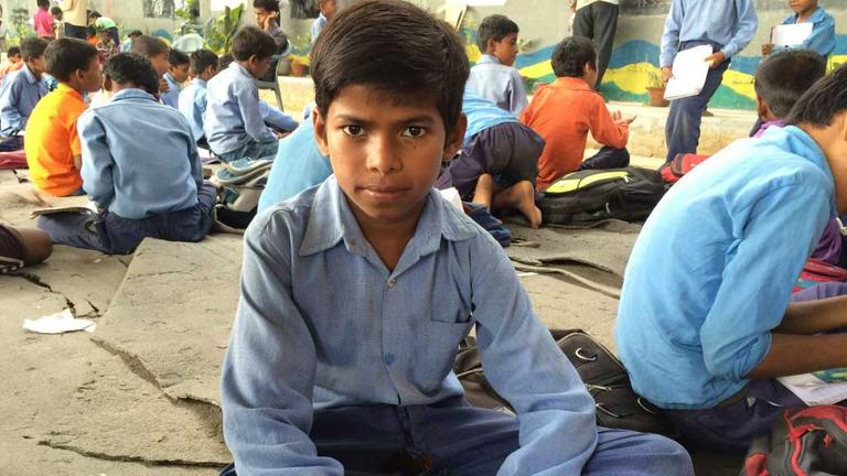 Monu lernt in der freien Schule unter einer Metrobrücke in Neu-Delhi. Er möchte am liebsten Soldat werden. Monu lernt in der freien Schule unter einer Metrobrücke in Neu-Delhi. Er möchte am liebsten Soldat werden.