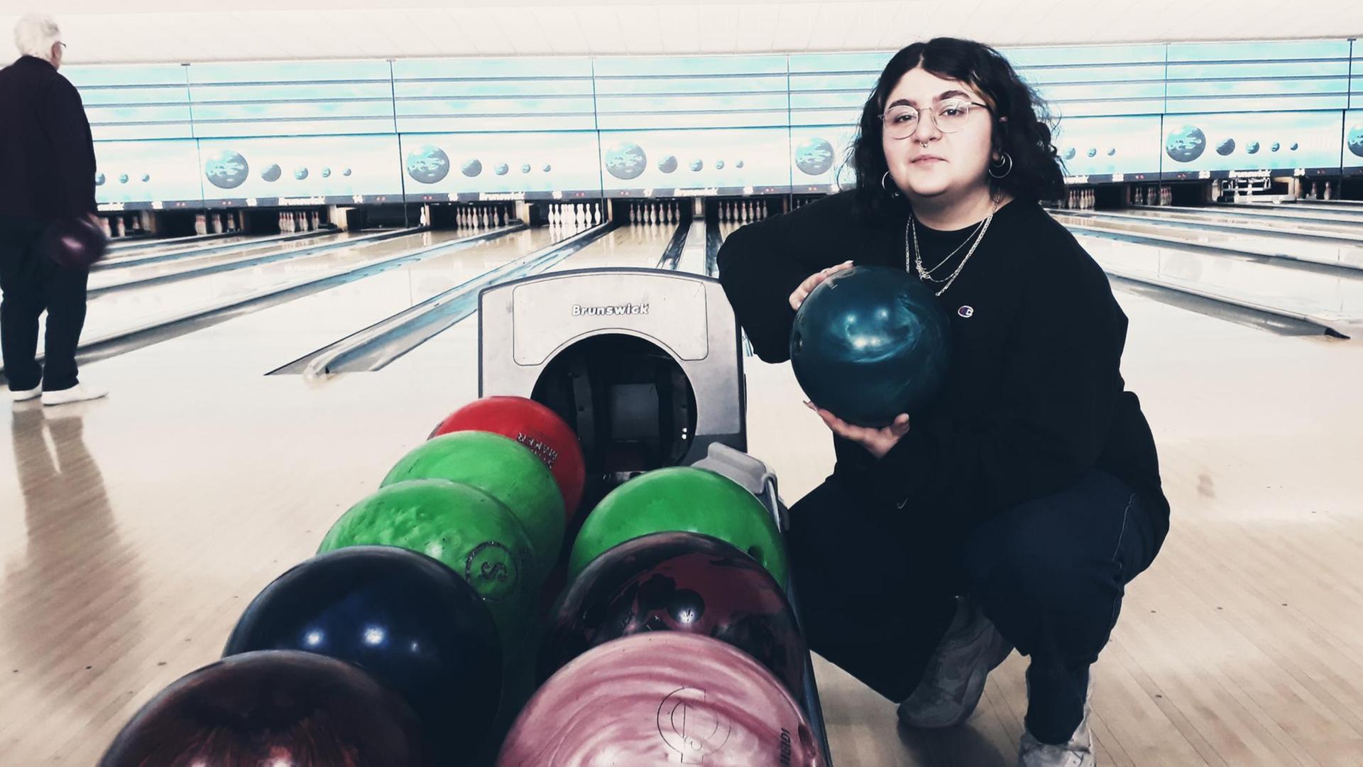 Auf der Bowlingbahn mit Hengameh Yaghoobifarah Auf der Bowlingbahn mit Hengameh Yaghoobifarah