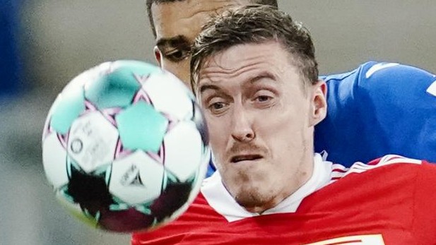 Berlins Max Kruse und Hoffenheims Kevin Akpoguma kämpfen um den Ball. Berlins Max Kruse und Hoffenheims Kevin Akpoguma kämpfen um den Ball.