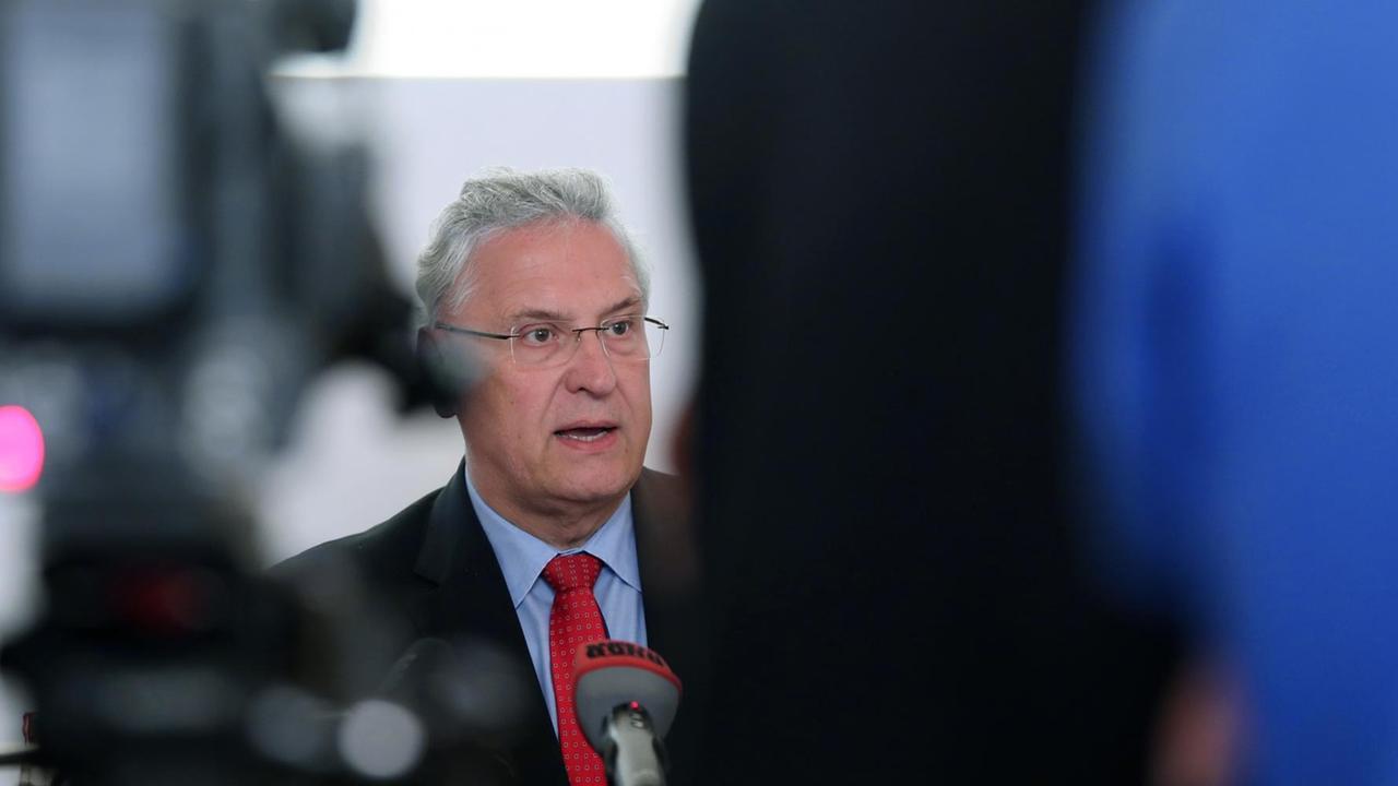 Bayerns Innenminister Joachim Herrmann nimmt in Roth zu den Schüssen eines "Reichsbürgers" auf Polizisten Stellung. Bayerns Innenminister Joachim Herrmann nimmt in Roth zu den Schüssen eines "Reichsbürgers" auf Polizisten Stellung.