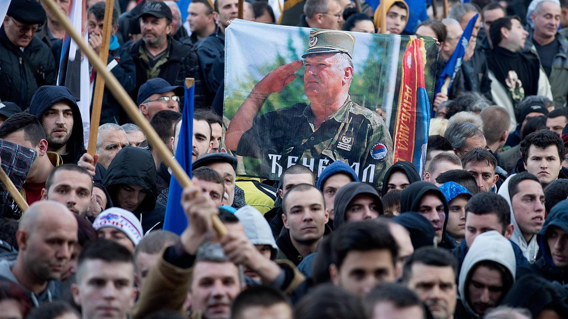 Serbische Nationalisten protestieren in Belgrad am 24.03.2016 gegen die Verurteilung von Radovan Karadzic durch das UNO-Kriegsverbrecher-Tribunal in Den Haag Serbische Nationalisten protestieren in Belgrad am 24.03.2016 gegen die Verurteilung von Radovan Karadzic durch das UNO-Kriegsverbrecher-Tribunal in Den Haag