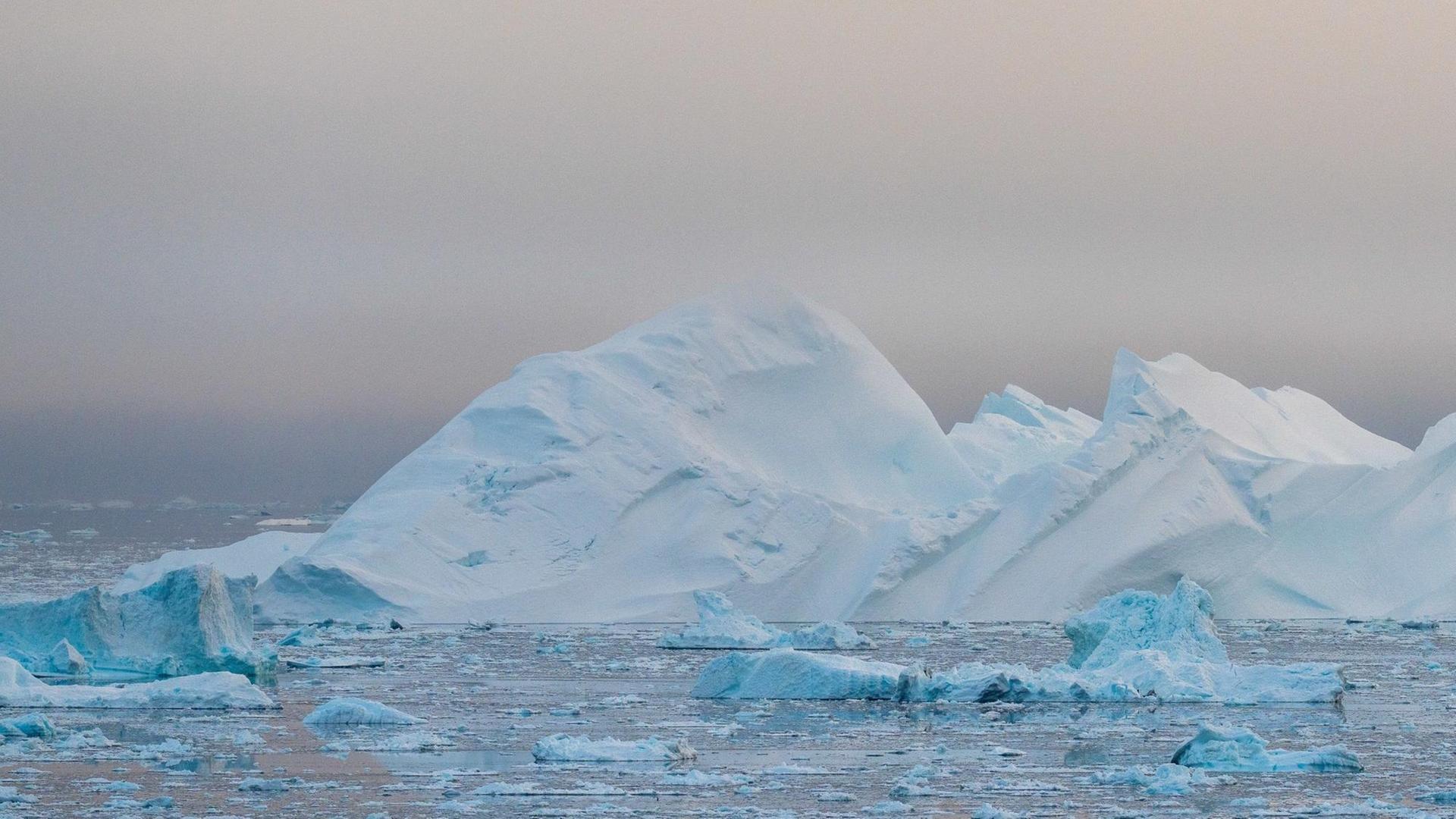 Eisberg nahe Ilulissat, Grönland Eisberg nahe Ilulissat, Grönland