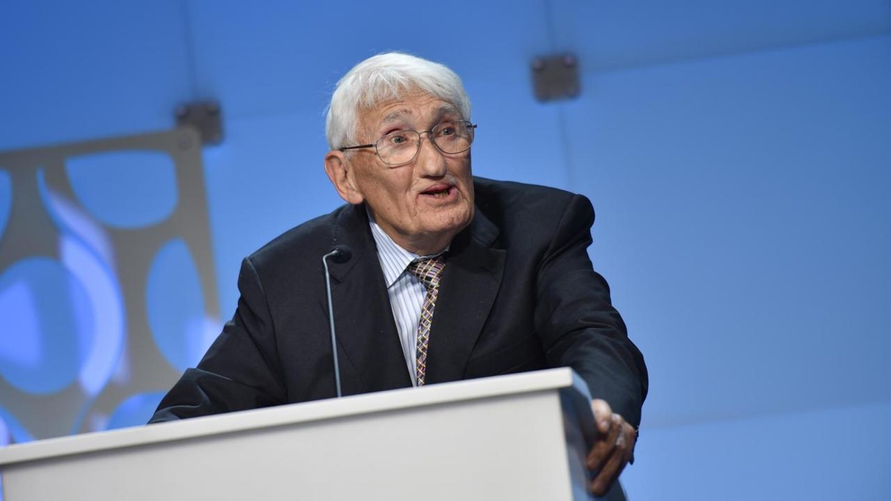 Jürgen Habermas, deutscher Philosoph, spricht bei der Verleihung des deutsch-französischen Medienpreis an ihn. Er steht an einem Pult und trägt Anzug, Hemd und Krawatte. Jürgen Habermas, deutscher Philosoph, spricht bei der Verleihung des deutsch-französischen Medienpreis an ihn. Er steht an einem Pult und trägt Anzug, Hemd und Krawatte.