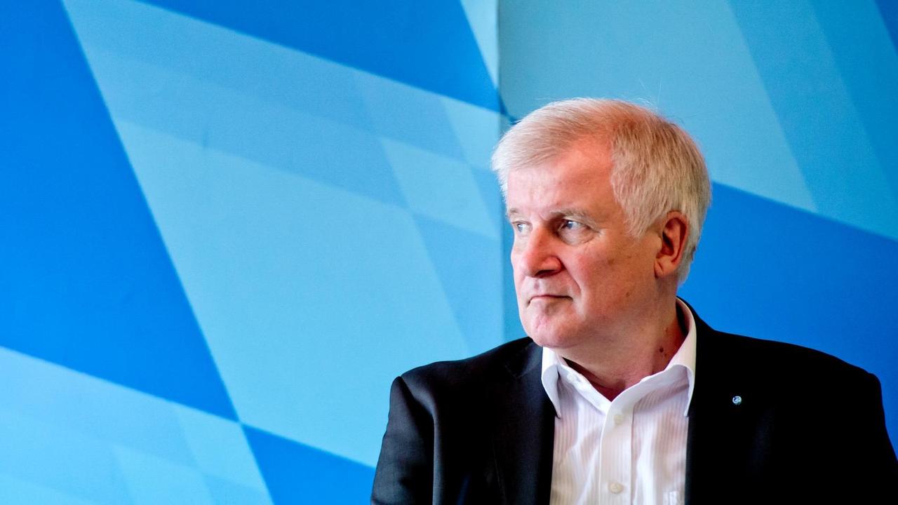 Der bayerische Ministerpräsident Horst Seehofer (CSU) spricht am 20.07.2015 in St. Quirin am Tegernsee (Bayern) nach dem Auftakt der bayerischen Kabinettsklausur während einer Pressekonferenz. Der bayerische Ministerpräsident Horst Seehofer (CSU) spricht am 20.07.2015 in St. Quirin am Tegernsee (Bayern) nach dem Auftakt der bayerischen Kabinettsklausur während einer Pressekonferenz.