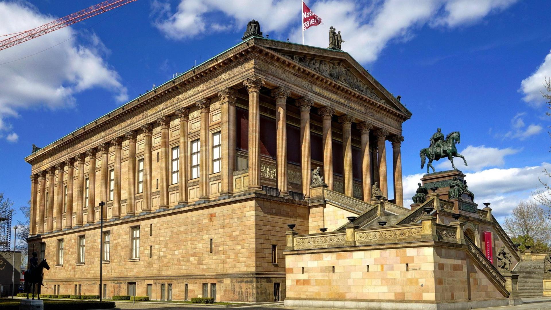 Reiterstandbild Friedrich Wilhelms IV. von Preußen vor der Alten Nationalgalerie auf der Museumsinsel. Reiterstandbild Friedrich Wilhelms IV. von Preußen vor der Alten Nationalgalerie auf der Museumsinsel.