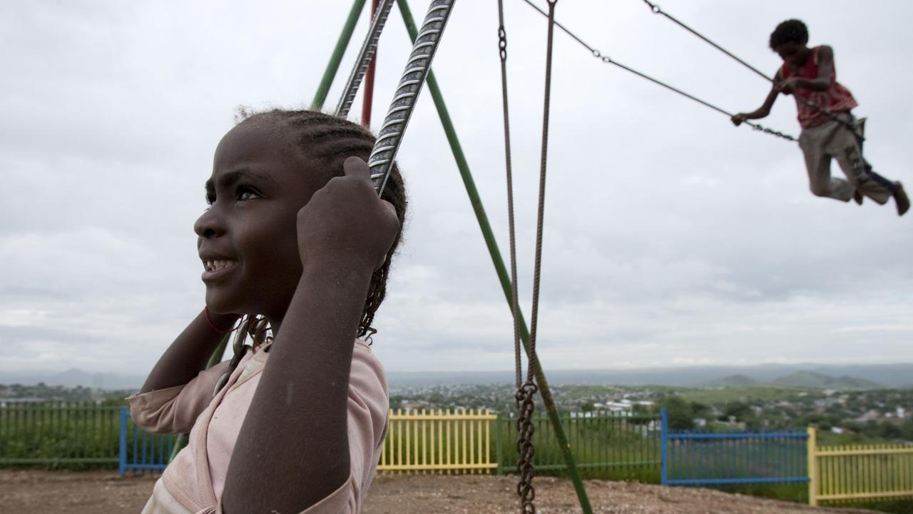 Kinder schaukeln auf einem Spielplatz im Statteil Katutura, dem größten Township Windhoeks. Kinder schaukeln auf einem Spielplatz im Statteil Katutura, dem größten Township Windhoeks.