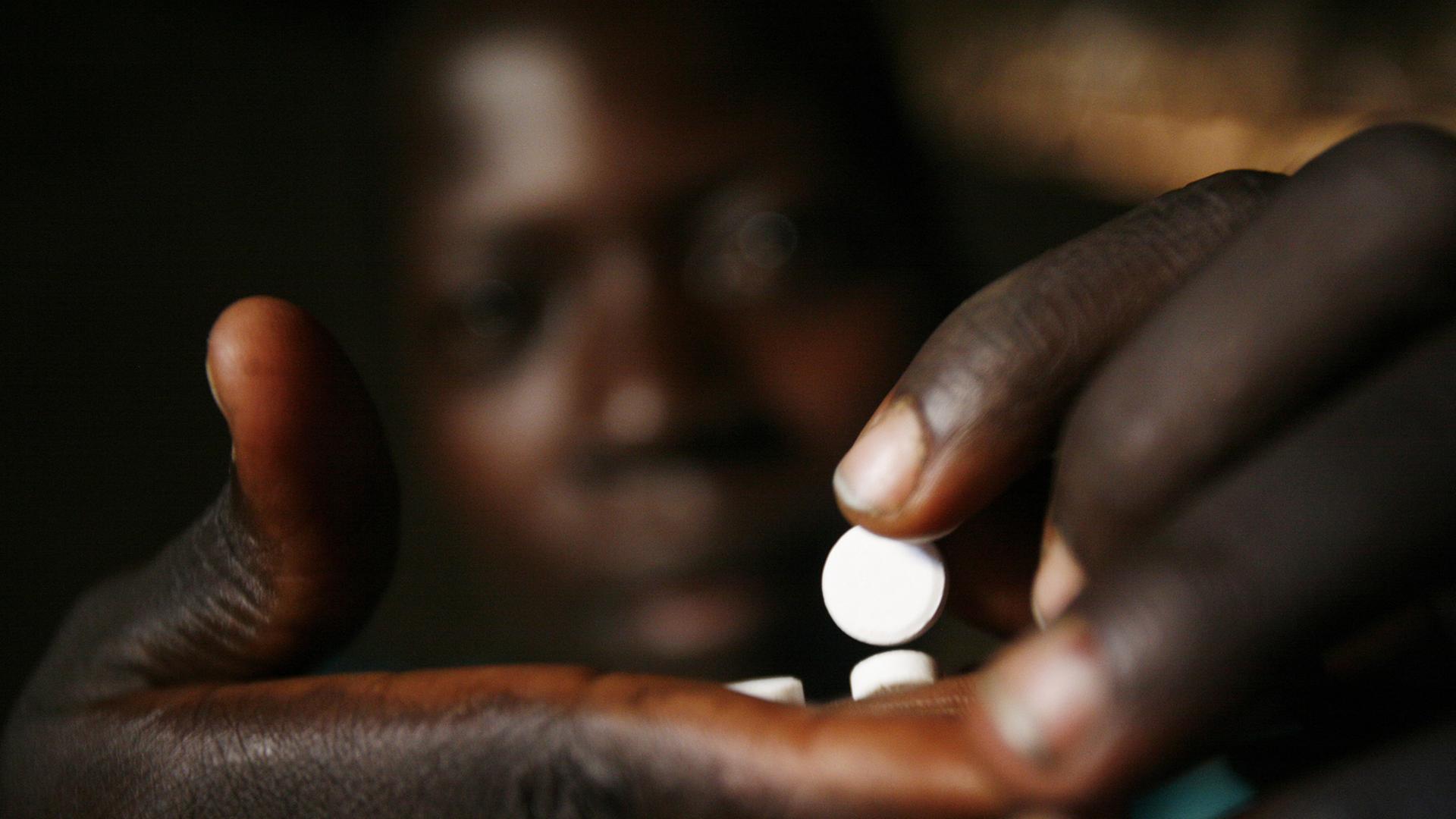 Eine mit dem HIV-Virus infizierte Frau nimmt am Freitag (11.05.2007) in einem Flüchtlingslager in der Nähe von Gulu in Uganda ihre Medizin ein. Eine mit dem HIV-Virus infizierte Frau nimmt am Freitag (11.05.2007) in einem Flüchtlingslager in der Nähe von Gulu in Uganda ihre Medizin ein.
