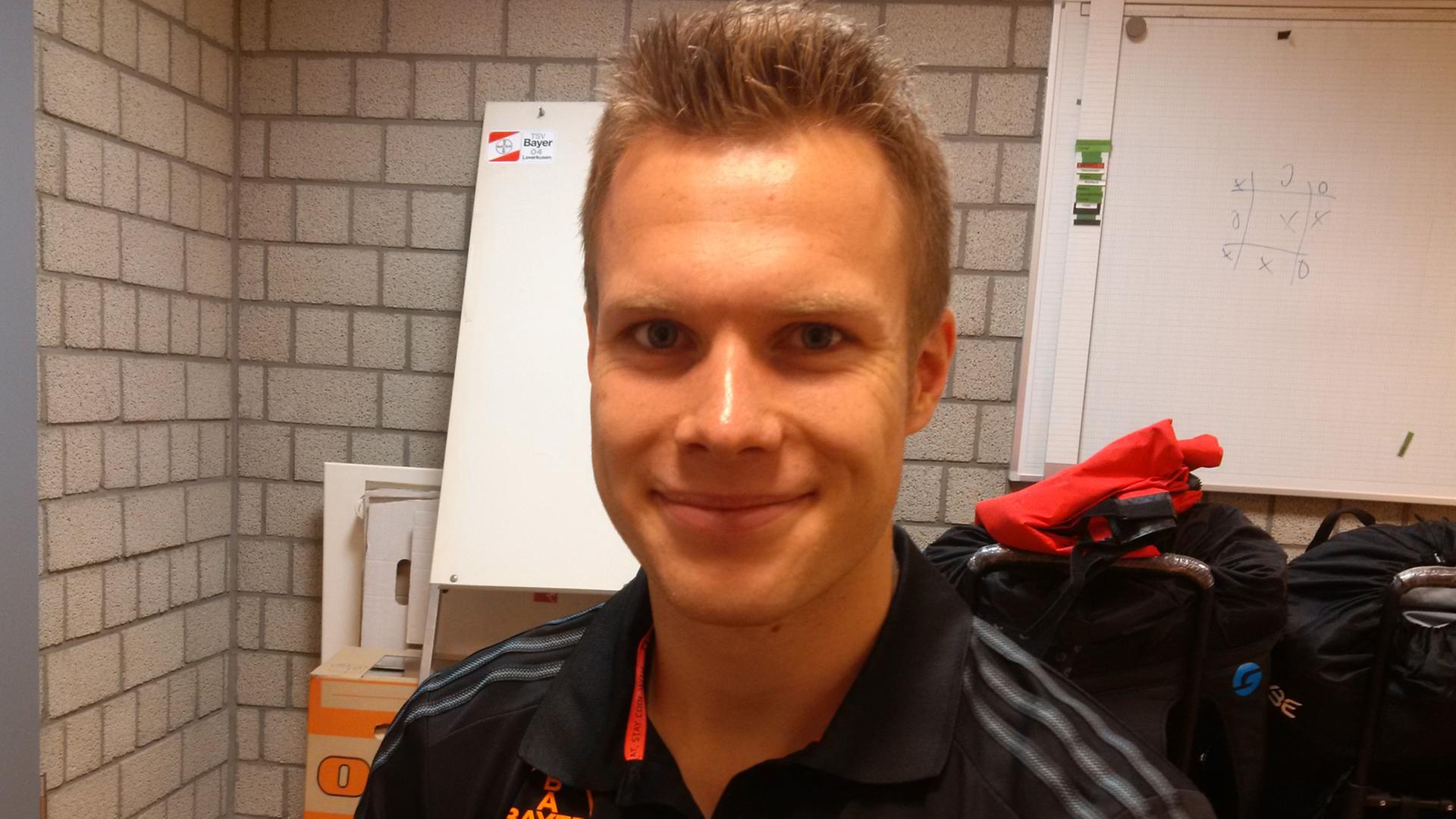 Markus Rehm mit einem DLF-Mikrofon in der Hand. Markus Rehm mit einem DLF-Mikrofon in der Hand.