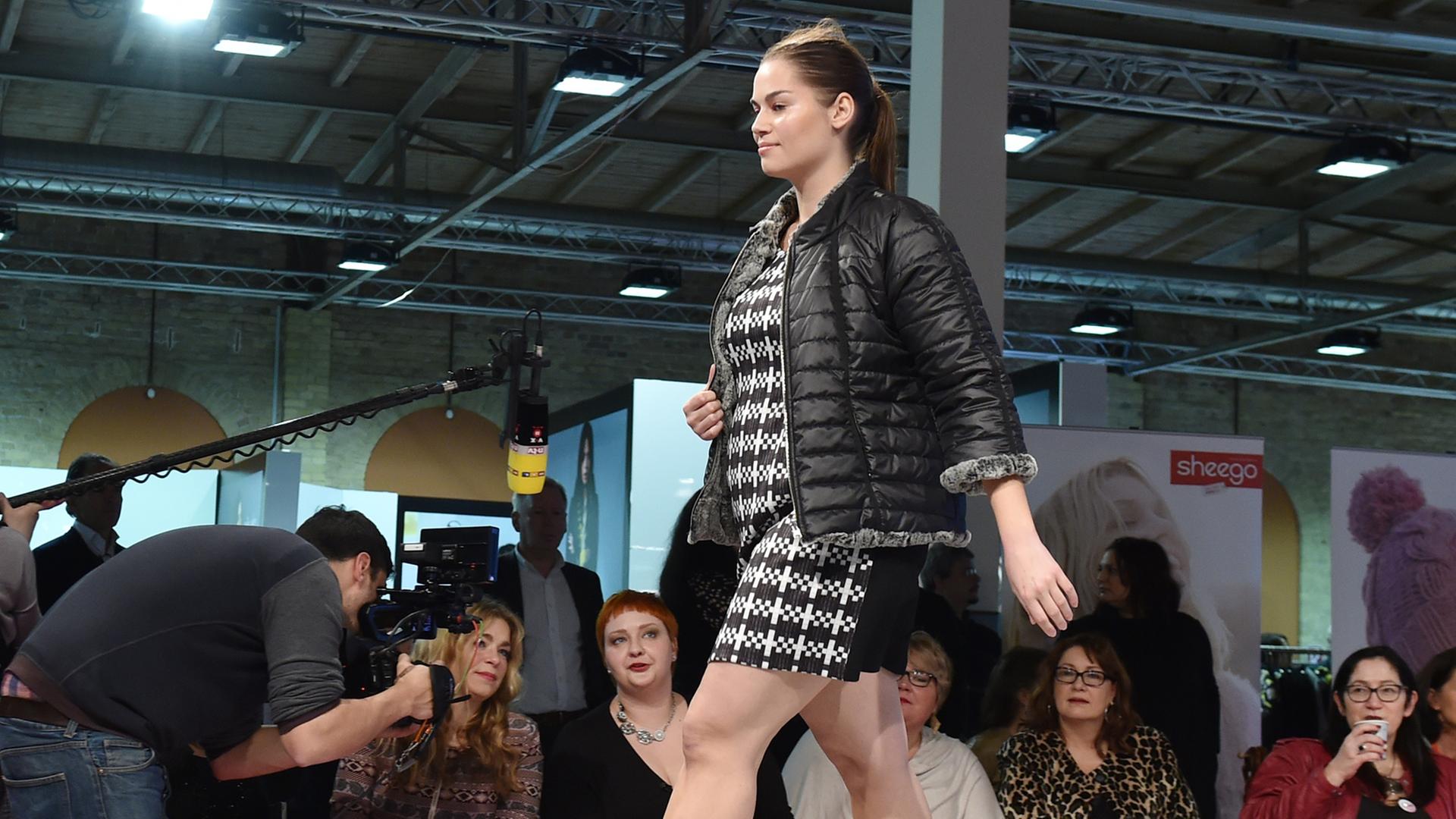 Ein Model präsentiert am 19.01.2015 bei der Tradeshow "Curvy is sexy" in Berlin Mode von Over by Alberto Cacciari. Ein Model präsentiert am 19.01.2015 bei der Tradeshow "Curvy is sexy" in Berlin Mode von Over by Alberto Cacciari.