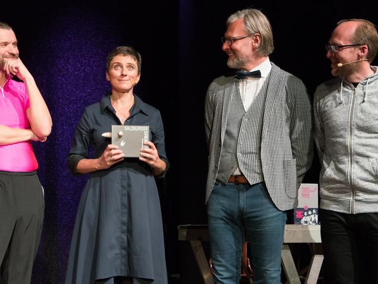 Die vier Mitgleider von Science Busters mit der Trophäe des Salzburger Stiers 2018 auf der Bühne.