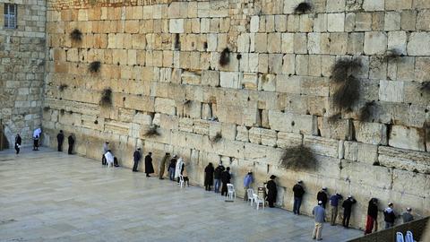 Menschen stehen am 15.1.2012 in der Altstadt Jerusalems vor der Klagemauer