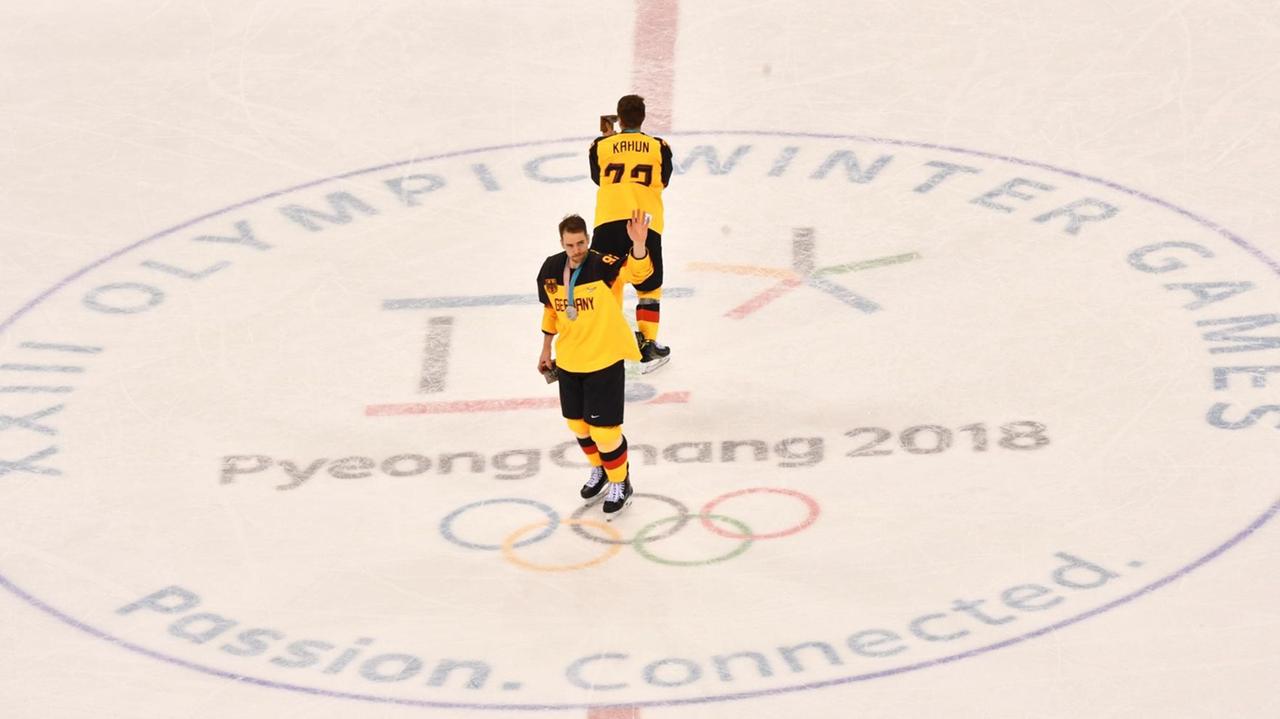 Der deutsche Eishockeynationalspieler Marcel Noebels verlässt nach der Siegerehrung das Eis. Die Spieler vom deutschen Eishockeyteam gewinnen die Silbermedaille. Der deutsche Eishockeynationalspieler Marcel Noebels verlässt nach der Siegerehrung das Eis. Die Spieler vom deutschen Eishockeyteam gewinnen die Silbermedaille.