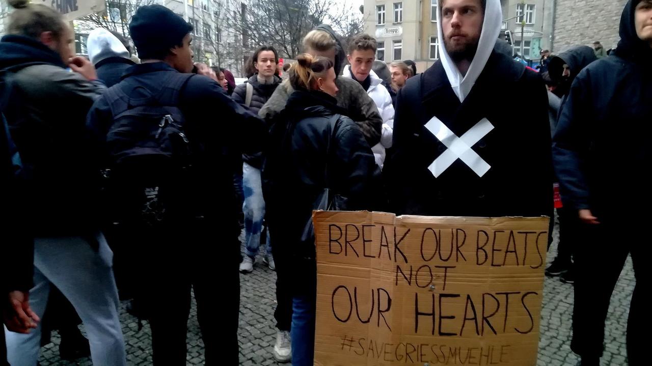 Berliner Partygänger demonstriert vor dem Rathaus Neukölln gegen die drohende Schließung von Szeneclubs