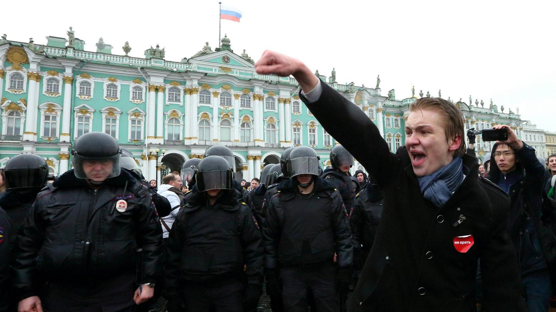 Am 26. März 2017 protestieren Demonstranten im russischen St. Petersburg gegen Korruption und für die Abdankung des russischen Premierministern Dimitri Medwedew