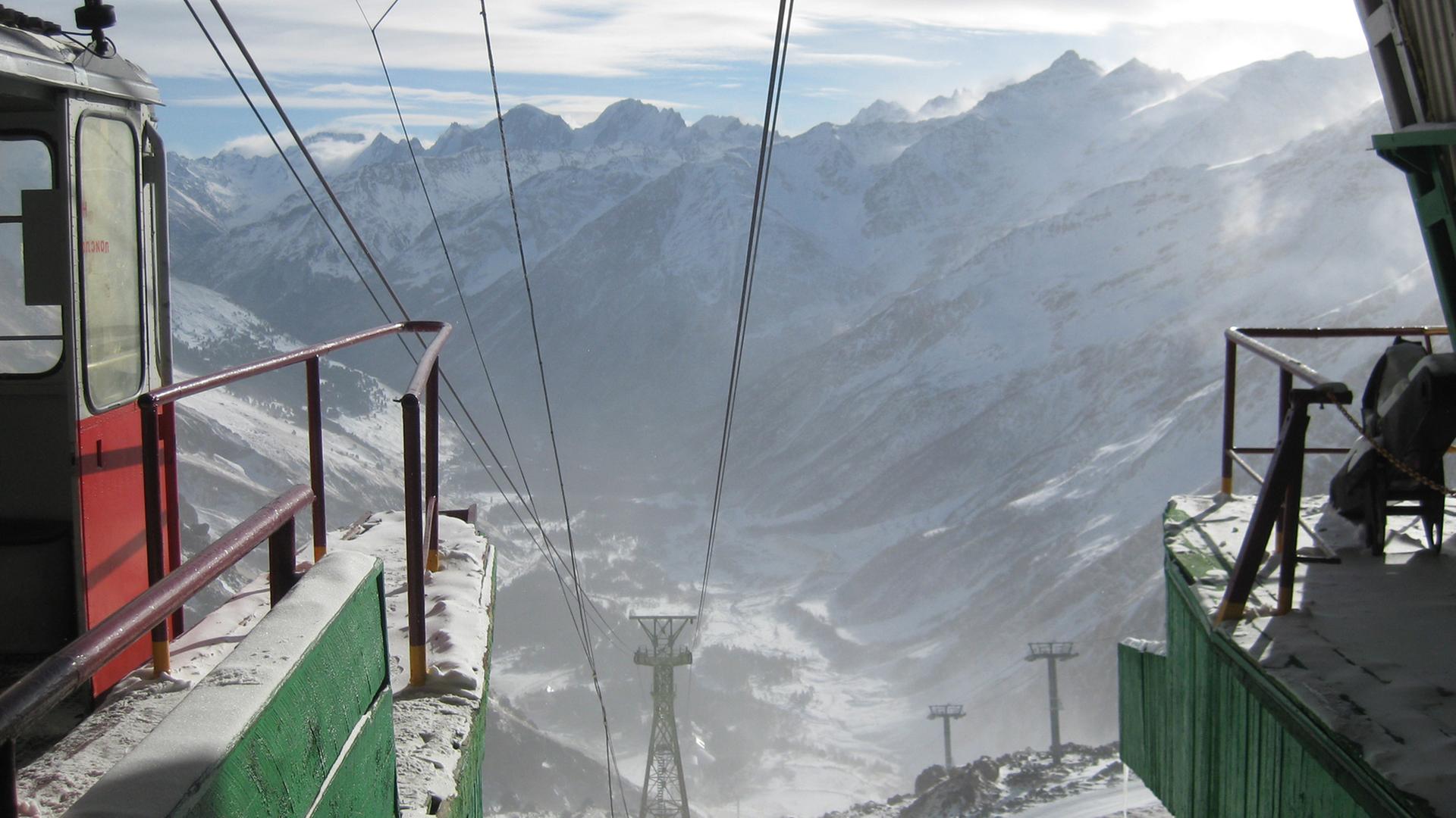 Seilbahn im Elbrus-Skigebiet im Kaukasus Seilbahn im Elbrus-Skigebiet im Kaukasus
