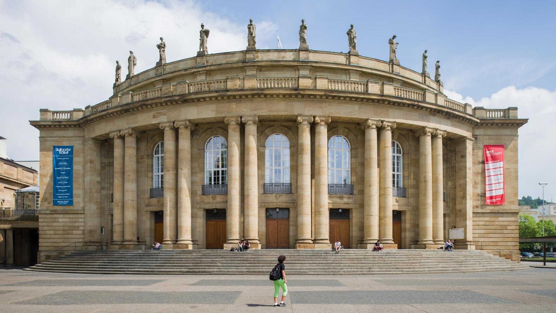 Außenansicht des Opernhauses Stuttgart, eines der drei Häuser des Staatstheaters Außenansicht des Opernhauses Stuttgart, eines der drei Häuser des Staatstheaters