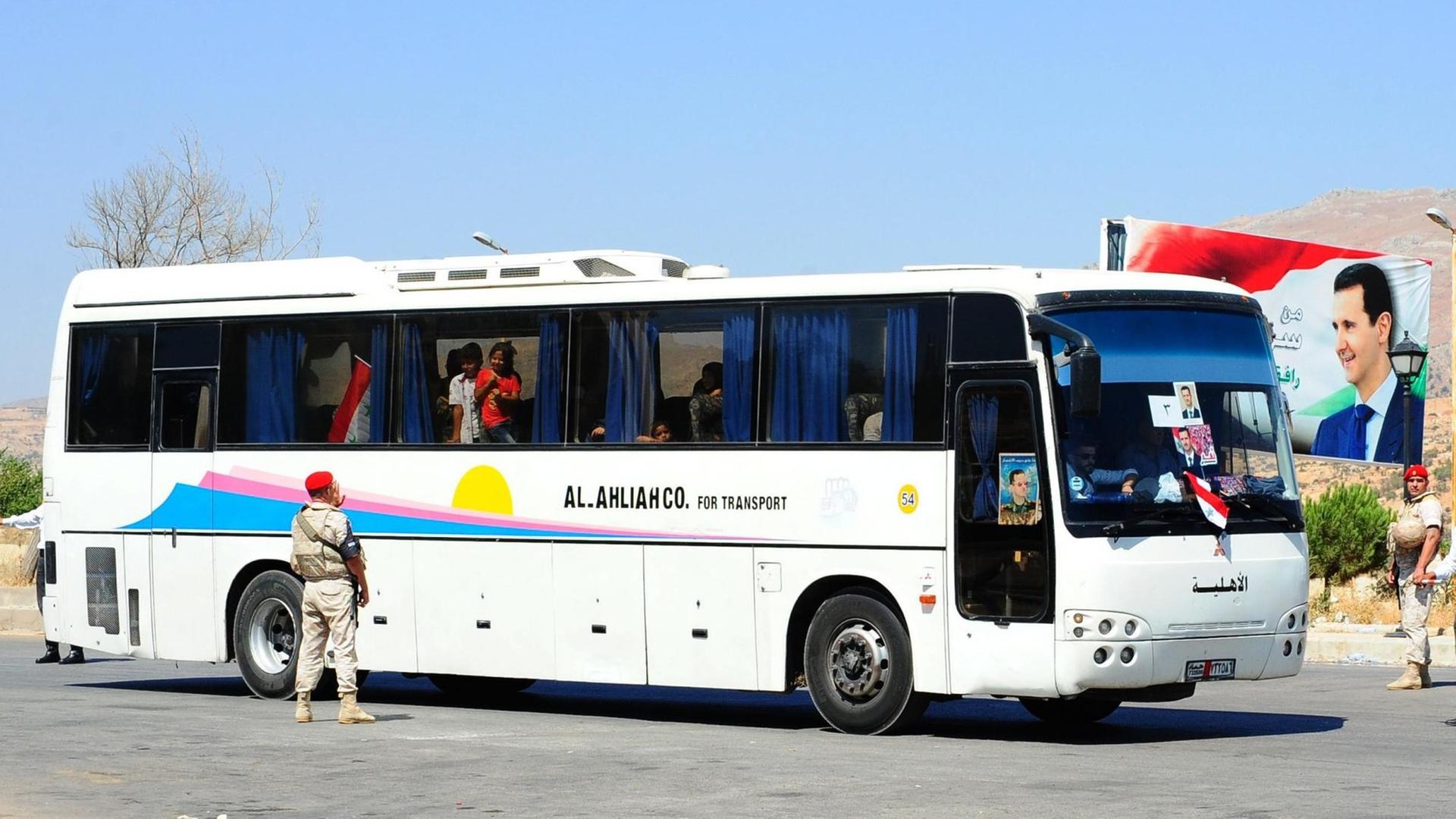 (180814) -- DAMASCUS, Aug. 14, 2018 (Xinhua) -- A Russian military police officer waves his hand to Syrian children at the Jdaidet Yabous crossing border between Syria and Lebanon on Aug. 13, 2018. Around 150 Syrian refugees returned to their country Monday from Shabaa in Lebanon, local media reported. This is the fourth batch of Syrian refugees returning to their homeland from Shabaa. (Xinhua/Ammar Safarjalani)(gj) | Keine Weitergabe an Wiederverkäufer. (180814) -- DAMASCUS, Aug. 14, 2018 (Xinhua) -- A Russian military police officer waves his hand to Syrian children at the Jdaidet Yabous crossing border between Syria and Lebanon on Aug. 13, 2018. Around 150 Syrian refugees returned to their country Monday from Shabaa in Lebanon, local media reported. This is the fourth batch of Syrian refugees returning to their homeland from Shabaa. (Xinhua/Ammar Safarjalani)(gj) | Keine Weitergabe an Wiederverkäufer.