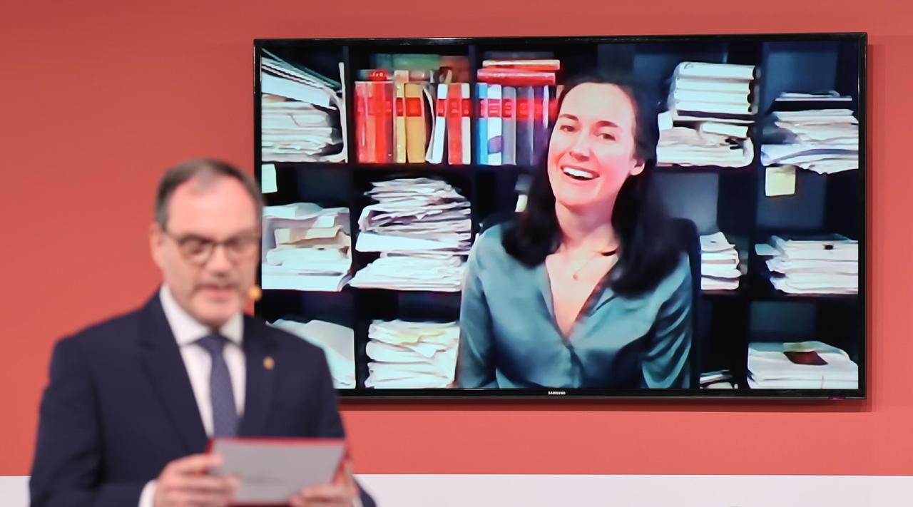 Timea Tanko, Übersetzerin, ist hinter Messechef Martin Buhl-Wagner zu sehen. Sie freut sich über den Gewinn in der Kategorie "Übersetzung" mit ihrem Werk Apropos Casanova aus dem Ungarischen.
Timea Tanko, Übersetzerin, ist hinter Messechef Martin Buhl-Wagner zu sehen. Sie freut sich über den Gewinn in der Kategorie "Übersetzung" mit ihrem Werk Apropos Casanova aus dem Ungarischen.