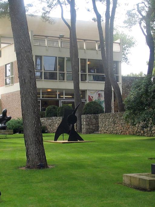 Blick auf den Eingangsbereich der Fondation Maeght in Saint-Paul de Vence bei Nizza, ein Museum für zeitgenössische Kunst. Das Ehepaar Marguerite und Aime Maeght gründete die Stiftung 1964, um einen Teil ihrer Sammlung dort auszustellen. Der katalanische Architekt Josep Lluis Sert schuf in Zusammenarbeit mit bekannten Künstlern wie Joan Miro, Georges Braque und Henri Matisse das Gebäudeensemble.