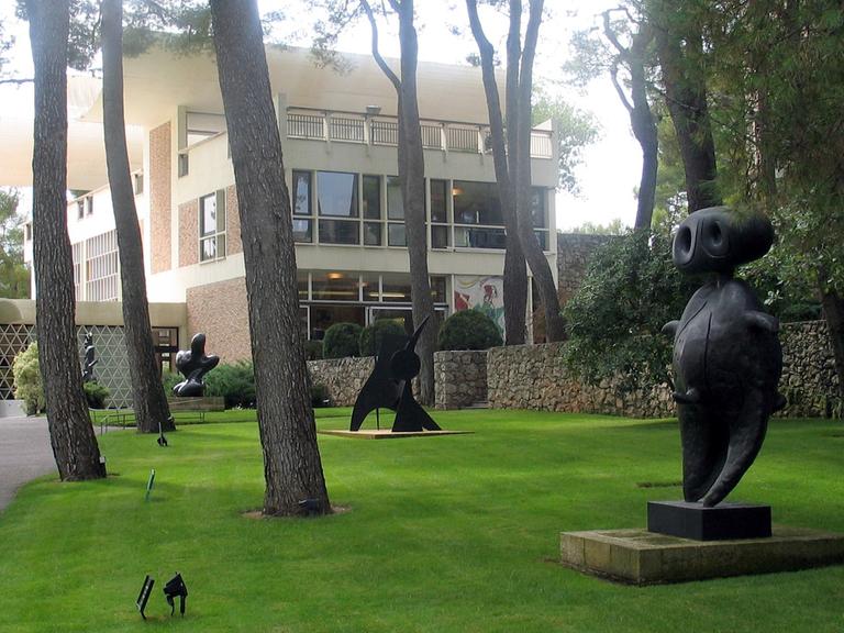 Blick auf den Eingangsbereich der Fondation Maeght in Saint-Paul de Vence bei Nizza, ein Museum für zeitgenössische Kunst. Das Ehepaar Marguerite und Aime Maeght gründete die Stiftung 1964, um einen Teil ihrer Sammlung dort auszustellen. Der katalanische Architekt Josep Lluis Sert schuf in Zusammenarbeit mit bekannten Künstlern wie Joan Miro, Georges Braque und Henri Matisse das Gebäudeensemble.
