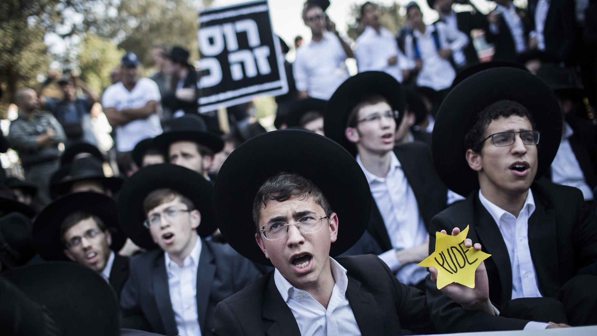 Protest gegen ihre Einberufung in die Armee im Oktober 2017: Ultraorthodoxe jüdische Männer sitzen in Jerusalem auf der Straße.