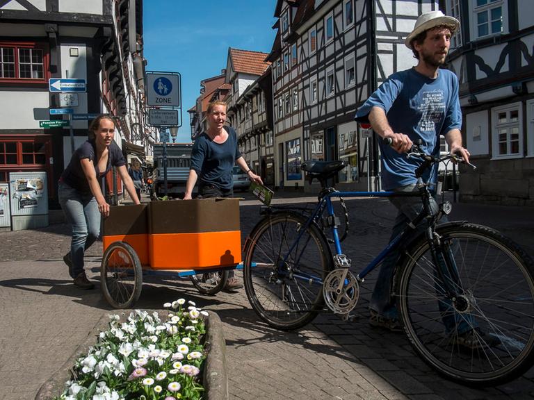 Pflückoasen aufstellen: Gilles Ramponi (mit Hut) in der Altstadt von Witzenhausen Pflückoasen aufstellen: Gilles Ramponi (mit Hut) in der Altstadt von Witzenhausen