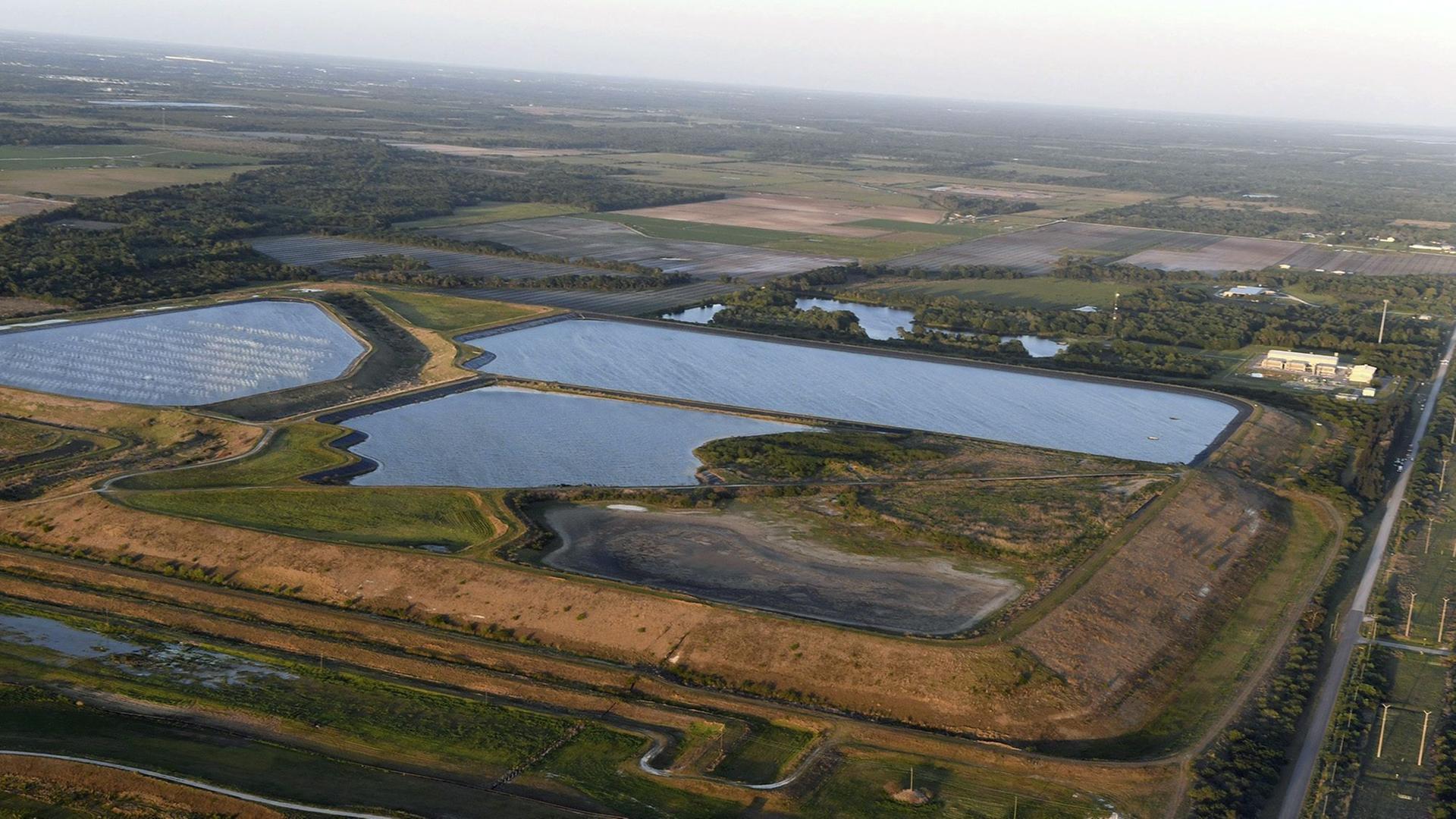 Auf dem Foto ist das Abwasser-Becken in Florida aus einem Flugzeug zu sehen. Auf dem Foto ist das Abwasser-Becken in Florida aus einem Flugzeug zu sehen.