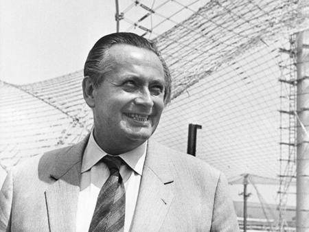 Der damalige NOK-Präsident Willi Daume beim Besuch auf dem Olympiagelände am 28.7.1971 in München. Der damalige NOK-Präsident Willi Daume beim Besuch auf dem Olympiagelände am 28.7.1971 in München.
