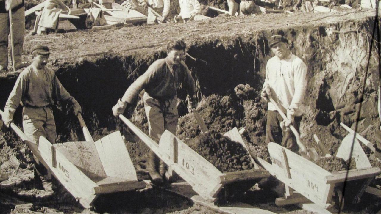 Ein historisches Foto (Häftlinge bei der Arbeit) in der Ausstellung im Gulag Perm 36. Das Arbeitslager am Dorf Kucino befindet sich ca. 90 Kilometer östlich der Stadt Perm im Ural. Ein historisches Foto (Häftlinge bei der Arbeit) in der Ausstellung im Gulag Perm 36. Das Arbeitslager am Dorf Kucino befindet sich ca. 90 Kilometer östlich der Stadt Perm im Ural.