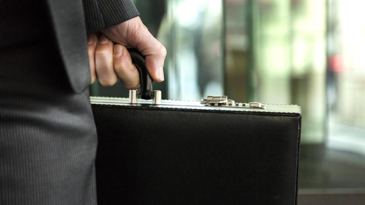 Mann hält einen Koffer *** Man holding a suitcase Mann hält einen Koffer *** Man holding a suitcase