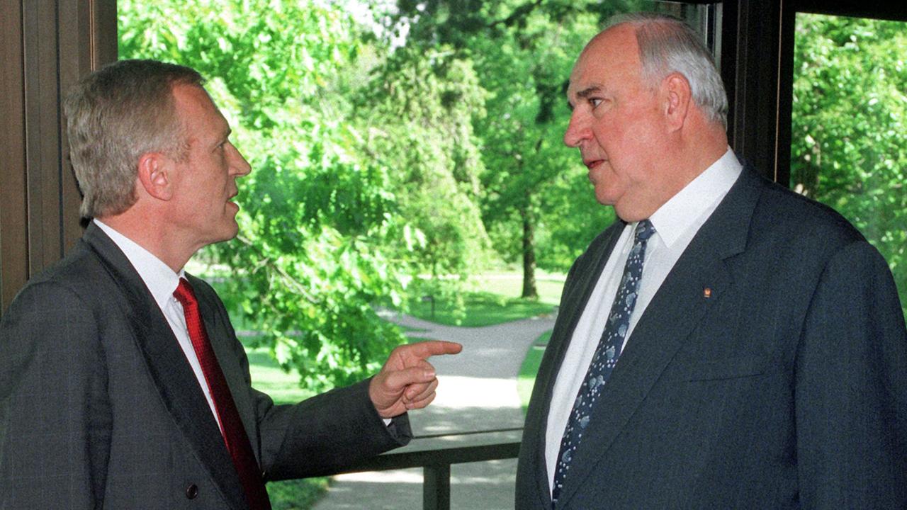 Bundeskanzler Helmut Kohl und sein langjähriger Berater Joachim Bitterlich (l) unterhalten sich am 22. Mai 1996 im Bonner Kanzleramt. Bundeskanzler Helmut Kohl und sein langjähriger Berater Joachim Bitterlich (l) unterhalten sich am 22. Mai 1996 im Bonner Kanzleramt.