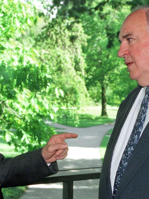 Bundeskanzler Helmut Kohl und sein langjähriger Berater Joachim Bitterlich (l) unterhalten sich am 22. Mai 1996 im Bonner Kanzleramt.