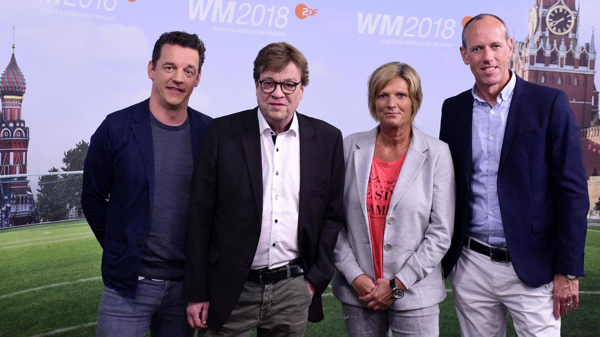 Fototermin ARD und ZDF zur FIFA Fussball-WM am 23.04.2018 im Empire Riverside Hotel in Hamburg ZDF Live Reporter: Oliver Schmidt - Bela Rethy - Claudia Neumann - Martin Schneider Fototermin ARD und ZDF zur FIFA Fussball-WM am 23.04.2018 im Empire Riverside Hotel in Hamburg ZDF Live Reporter: Oliver Schmidt - Bela Rethy - Claudia Neumann - Martin Schneider