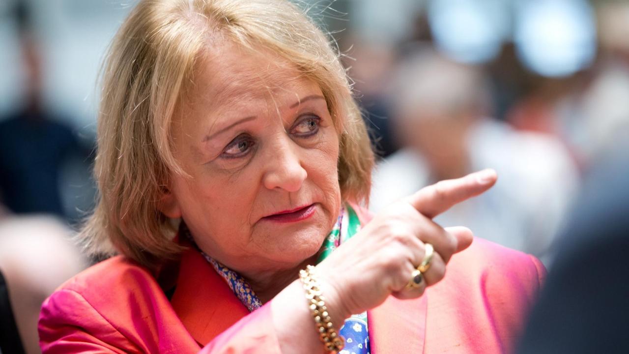 Die frühere Bundesjustizministerin Sabine Leutheusser-Schnarrenberger zeigt nach rechts. Die frühere Bundesjustizministerin Sabine Leutheusser-Schnarrenberger zeigt nach rechts.