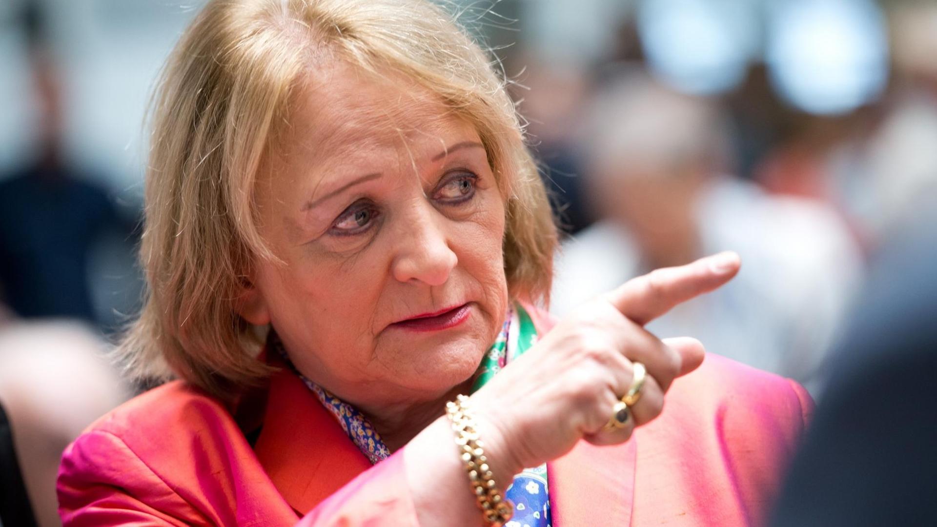 Die frühere Bundesjustizministerin Sabine Leutheusser-Schnarrenberger zeigt nach rechts.