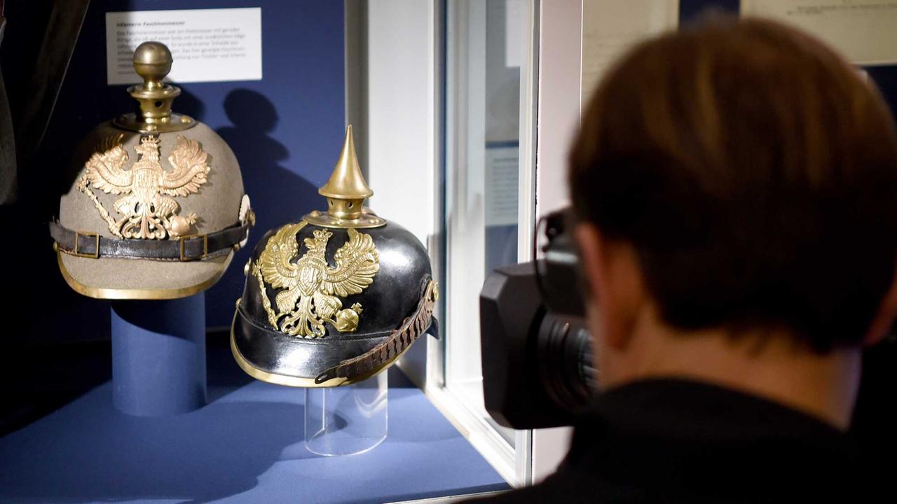 Ein Kameramann filmt am 23.01.2017 in Schleswig (Schleswig-Holstein) preußische Pickelhauben in einer Vitrine. Vom 25.01.2017 bis 23.02.2018 ist die Ausstellung "Schleswig-Holstein sind fortan Preußen" im Landesarchiv zu sehen. Die Ausstellung erinnert an die Einverleibung der Herzogtümer Schleswig und Holstein in den preußischen Staat. Foto: Carsten Rehder/dpa | Verwendung weltweit Ein Kameramann filmt am 23.01.2017 in Schleswig (Schleswig-Holstein) preußische Pickelhauben in einer Vitrine. Vom 25.01.2017 bis 23.02.2018 ist die Ausstellung "Schleswig-Holstein sind fortan Preußen" im Landesarchiv zu sehen. Die Ausstellung erinnert an die Einverleibung der Herzogtümer Schleswig und Holstein in den preußischen Staat. Foto: Carsten Rehder/dpa | Verwendung weltweit