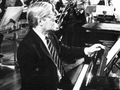 Helmut Schmidt am Klavier bei einem Mozart-Konzert 1983 in Zürich in der Schweiz.