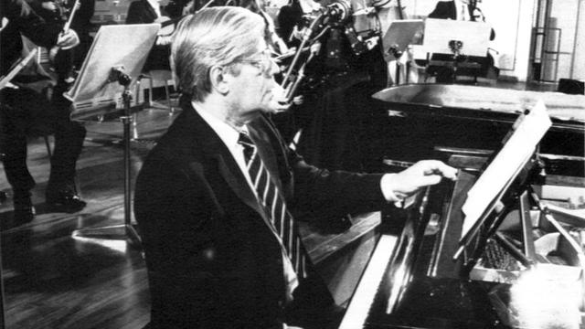 Helmut Schmidt am Klavier bei einem Mozart-Konzert 1983 in Zürich in der Schweiz.