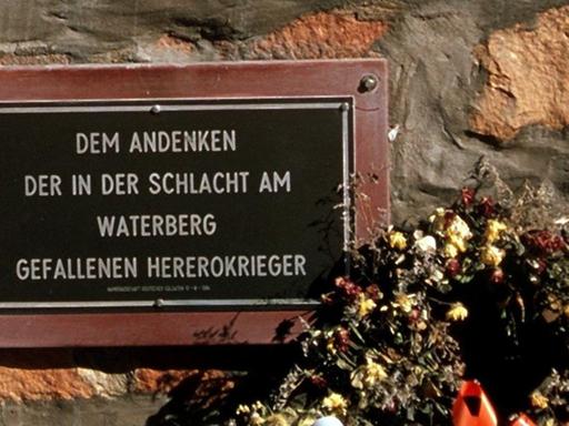 Eine Gedenktafel auf dem deutschen Friedhof am Waterberg (Namibia) mit der Aufschrift "Dem Andenken der in der Schlacht am Waterberg gefallenen Hererokrieger".