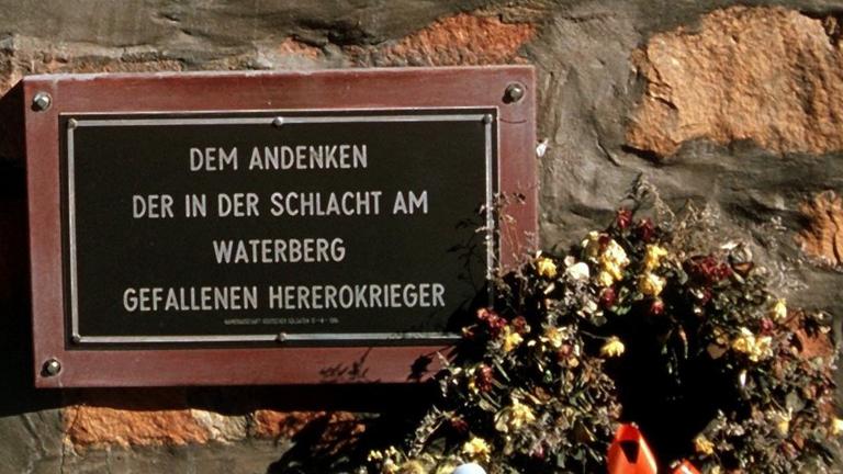 Eine Gedenktafel auf dem deutschen Friedhof am Waterberg / Namibia mit der Aufschrift "Dem Andenken der in der Schlacht am Waterberg gefallenen Hererokrieger"