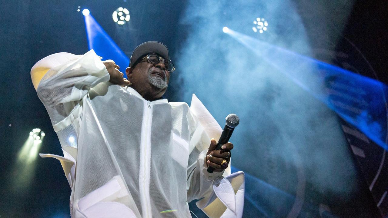 George Clinton in weißem Space-Anzug während des Different Sounds-Musikfestivals im polnischen Lublin, aufgenommen im Juni 2018 George Clinton in weißem Space-Anzug während des Different Sounds-Musikfestivals im polnischen Lublin, aufgenommen im Juni 2018