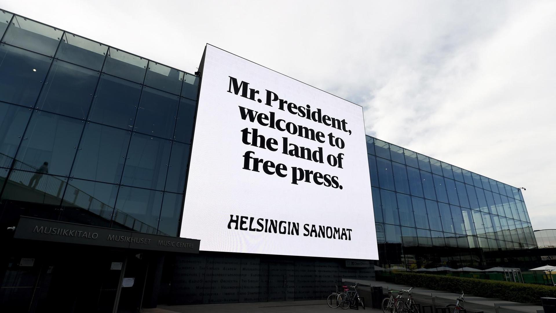 Plakat am Musikzentrum in Helsinki, mit der Aufschrift: "Mr. President, welcome to the land of free press". Eine Aktion der finnischen Zeitung Helsing Sanomat zum Besuch von Donald Trump in Finnland 14. Juli 2018 Plakat am Musikzentrum in Helsinki, mit der Aufschrift: "Mr. President, welcome to the land of free press". Eine Aktion der finnischen Zeitung Helsing Sanomat zum Besuch von Donald Trump in Finnland 14. Juli 2018