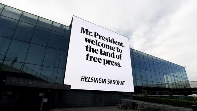 Plakat am Musikzentrum in Helsinki, mit der Aufschrift: "Mr. President, welcome to the land of free press". Eine Aktion der finnischen Zeitung Helsing Sanomat zum Besuch von Donald Trump in Finnland 14. Juli 2018  