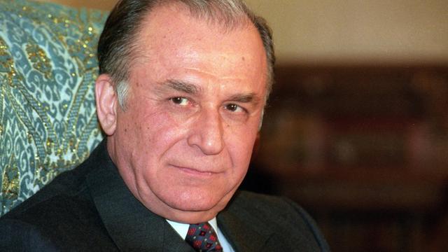 Präsident Ion Iliescu 1996 in Bukarest