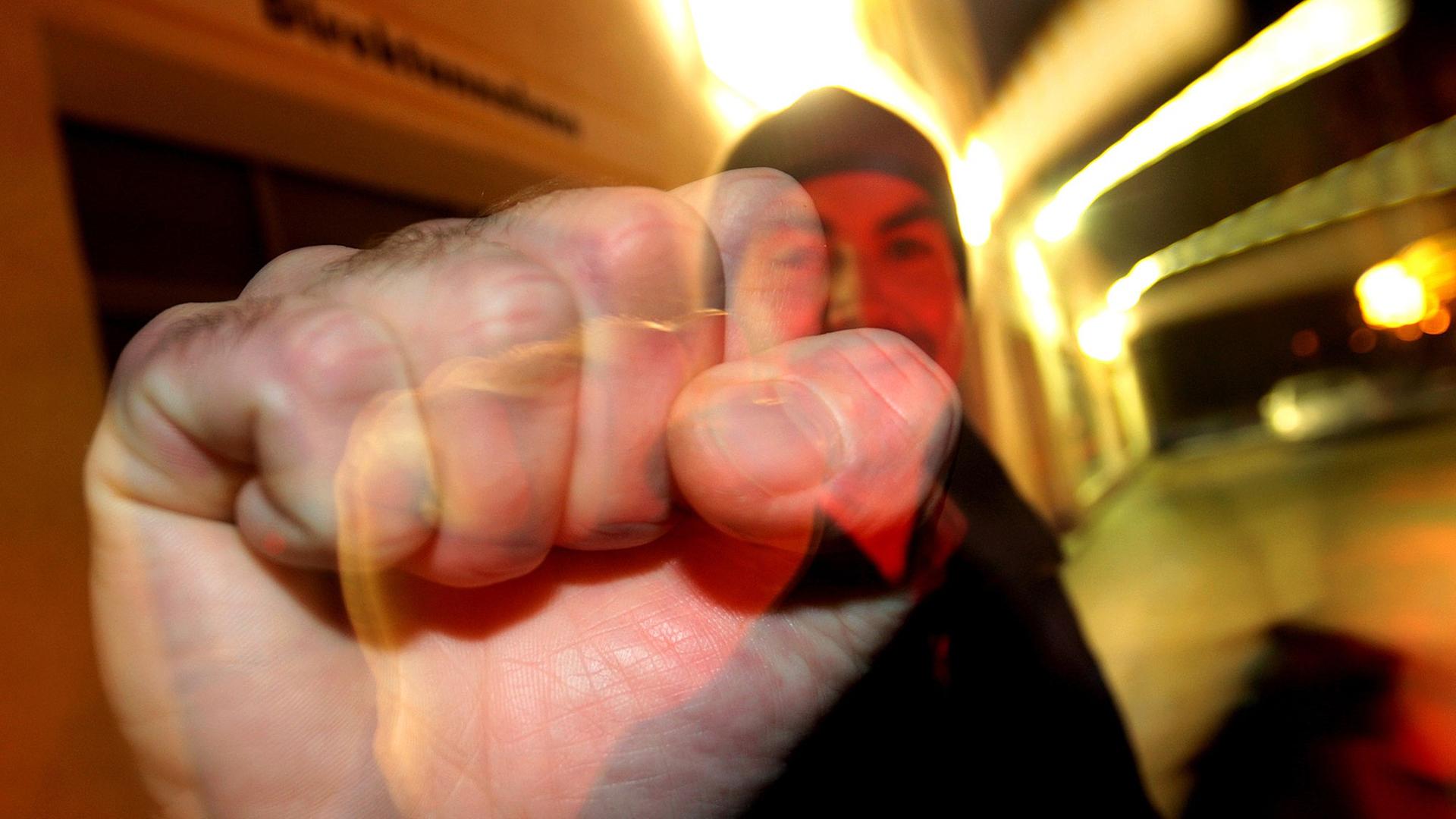 Ein junger Mann hebt seine geballte Faust Ein junger Mann hebt seine geballte Faust