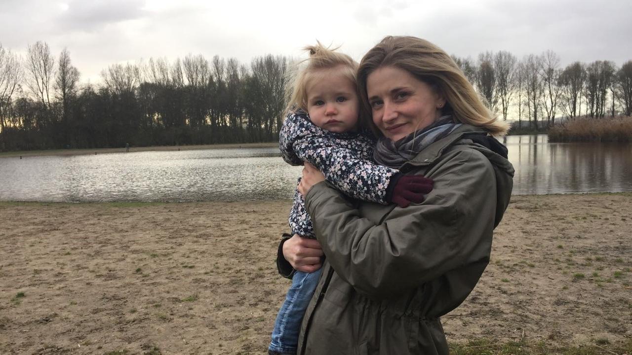 Daphne van Rooijen hält ihre Tochter auf dem Arm. Daphne van Rooijen hält ihre Tochter auf dem Arm.