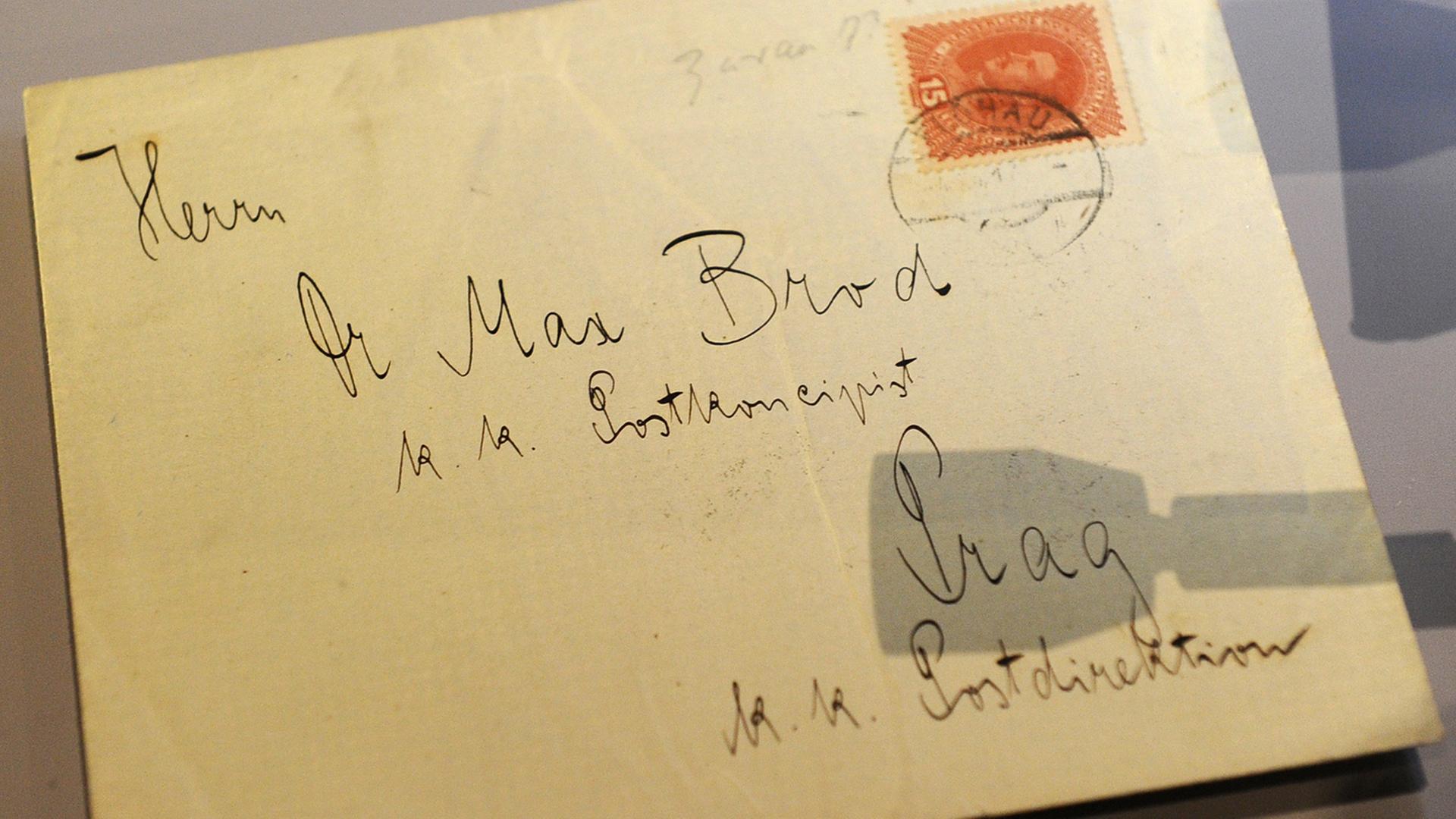 Der Briefumschlag vom "Mäuse-Brief" von Franz Kafka an seinen Freund Max Brod aus dem Dezember 1917 ist im Deutschen Literaturarchiv in Marbach zu sehen.