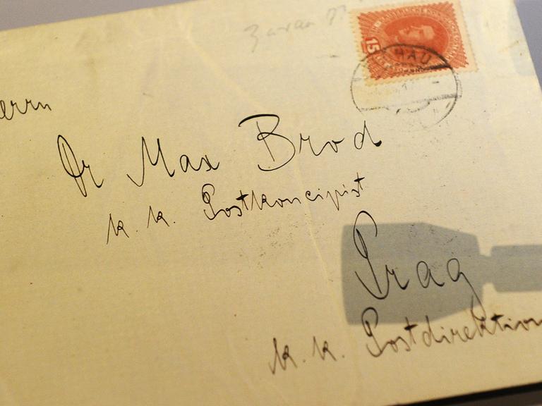 Der Briefumschlag vom "Mäuse-Brief" von Franz Kafka an seinen Freund Max Brod aus dem Dezember 1917 ist im Deutschen Literaturarchiv in Marbach zu sehen.