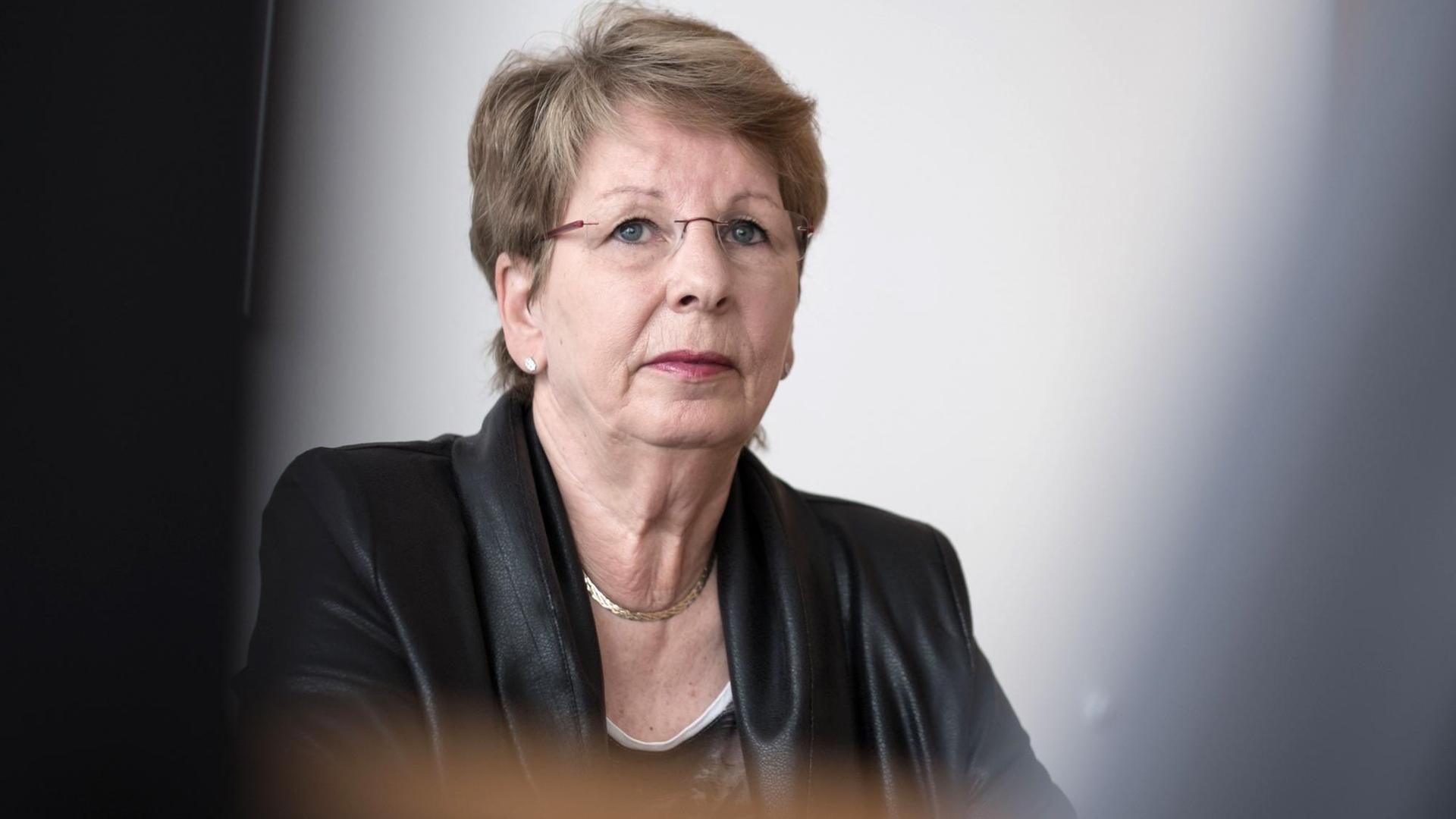 Sabine Bergmann-Pohl, aufgenommen am 13.04.2016 in Berlin. Bergmann-Pohl war 1990 Präsidentin der Volkskammer und _ da die Funktion des Staatsrates auf den Volkskammerpräsidenten übertragen wurde _ damit das letzte Staatsoberhaupt der DDR. Foto: Michael Kappeler/dpa | Verwendung weltweit Sabine Bergmann-Pohl, aufgenommen am 13.04.2016 in Berlin. Bergmann-Pohl war 1990 Präsidentin der Volkskammer und _ da die Funktion des Staatsrates auf den Volkskammerpräsidenten übertragen wurde _ damit das letzte Staatsoberhaupt der DDR. Foto: Michael Kappeler/dpa | Verwendung weltweit