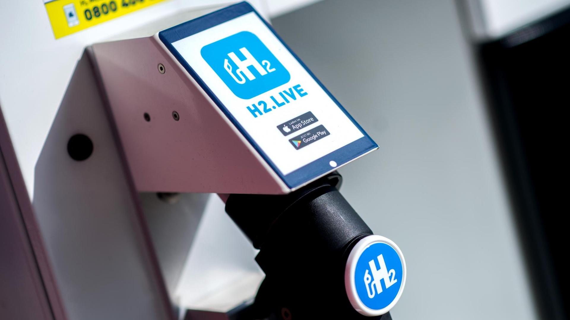 Eine Zapfsäule mit der Aufschrift "H2.Live" an der ersten Wasserstofftankstelle in Niedersachsen Eine Zapfsäule mit der Aufschrift "H2.Live" an der ersten Wasserstofftankstelle in Niedersachsen